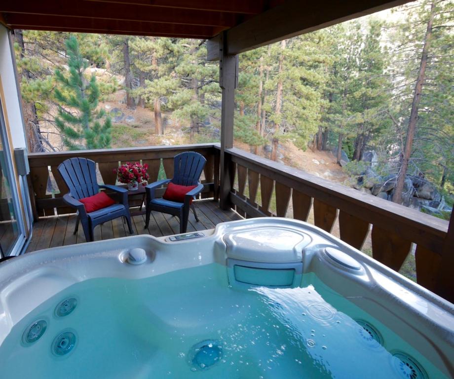 Mountain Cabin with Hot Tub and Sauna